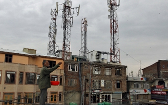 Nhóm vũ trang bí ẩn phá sập mạng điện thoại di động ở Kashmir