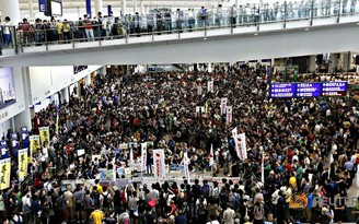 Hồng Kông: Biểu tình tại sân bay phản đối cha con Đặc khu trưởng lạm quyền