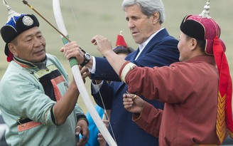 Ngoại trưởng Mỹ tập bắn cung trên quê hương Thành Cát Tư Hãn