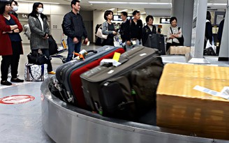Bắt vợ chồng chuyên ăn cắp vali đắt tiền ở sân bay Thái Lan