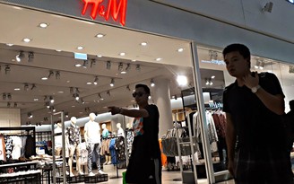 Thái Lan bắt giữ 4 người Việt tình nghi lấy cắp quần áo hàng hiệu