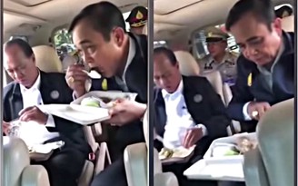 Thủ tướng Thái Lan ăn cơm hộp trên đường đi tiếp xúc người dân