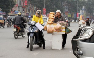 Phạt người dừng, đỗ xe trên vỉa hè để mua hàng