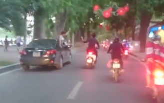Truy tìm nhóm 'chân dài' rú ô tô quanh hồ Hoàn Kiếm để xử lý
