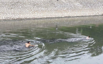 Kẻ trộm phi thân xuống sông Tô Lịch để chạy trốn công an