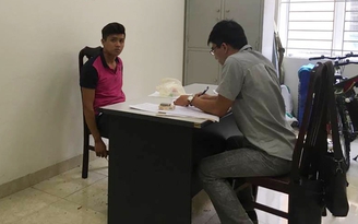 Không đội mũ bảo hiểm còn đấm gãy răng cảnh sát giao thông