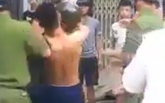 Bắt khẩn cấp 3 thanh niên không đội mũ bảo hiểm, đánh công an trọng thương