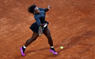 Serena có chiến thắng đầu tiên trên sân đất nện