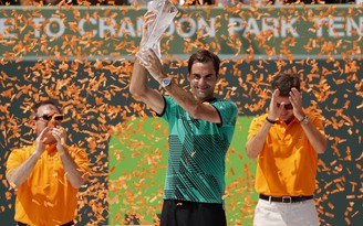 Hạ Nadal, 'tàu tốc hành' Federer tiếp tục bay cao