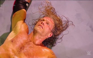 ‘Bán máu’ 45 phút, đô vật WWE dính chấn thương nghiêm trọng