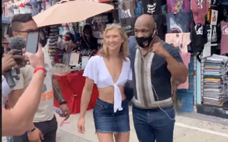 Mike Tyson tháo khẩu trang để selfie với fan hâm mộ giữa ổ dịch