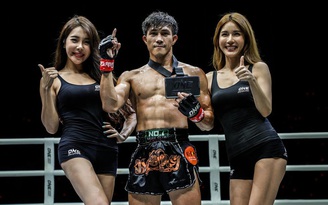 Nguyễn Trần Duy Nhất bán huy chương và găng tay vô địch ONE Championship