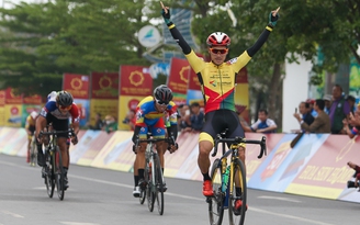 Giải xe đạp VTV: Tay đua Hồ Vũ giành chiến thắng chặng đua tốc độ cao
