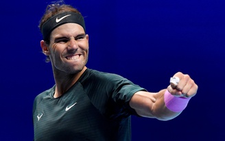 ‘Vua đất nện’ Rafael Nadal vượt khó vào bán kết ATP Finals 2020