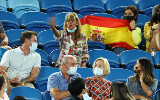 Fan nữ văng tục và giơ “ngón tay thối” về phía 'Vua đất nện' Rafael Nadal