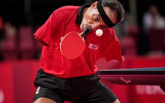 Thán phục tay vợt dự Paralympic đánh bóng bàn bằng miệng