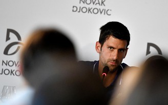 Novak Djokovic cách ly ở khách sạn như tù nhân và chờ ngày kháng cáo