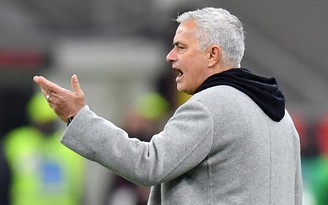 Đội bóng của Mourinho nhận 2 thẻ đỏ và thua trận trước AC Milan