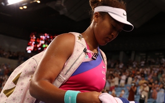 Đương kim vô địch Naomi Osaka bất ngờ bị loại sớm