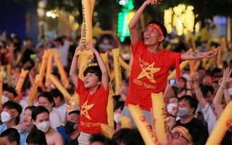 Phố đi bộ Nguyễn Huệ 'bùng nổ' trở lại sau chiến thắng của U.23 Việt Nam