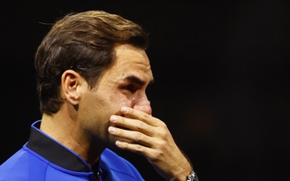 Giọt nước mắt chia tay làng banh nỉ của huyền thoại Roger Federer