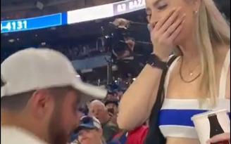 Nam thanh niên cầu hôn bạn gái giữa trận bóng chày và cái... tát vào mặt