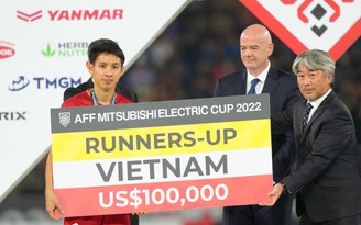 Đội tuyển Việt Nam nhận phần thưởng á quân AFF Cup 2022 từ Chủ tịch FIFA