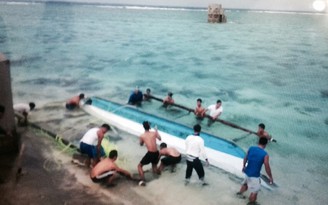 Một ngư dân Philippines đu xuồng trôi dạt vào đảo Sinh Tồn xin cứu nạn