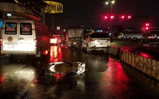 TP.HCM: Ô tô lao vào dòng phương tiện dừng chờ đèn đỏ, nhiều người bị thương