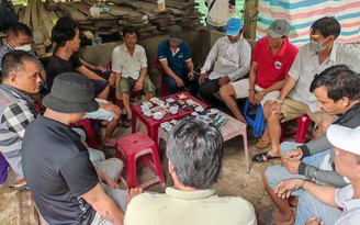 Vĩnh Long: Công an dầm mưa bắt quả tang 17 người đánh bạc trong chuồng heo