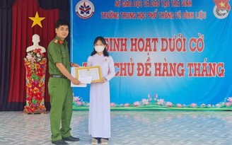 Khen thưởng nữ sinh lớp 12 nhặt được tài sản trả lại người đánh rơi