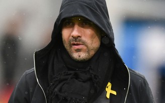 Vì sao Pep Guardiola bị phạt vì đeo ruy băng màu vàng?