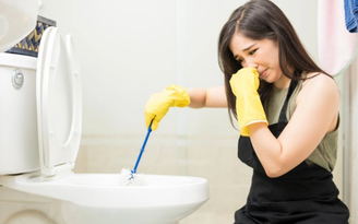 Cô gái bỏ việc vì bị buộc phải dọn nhà vệ sinh ngay ngày đầu đi làm