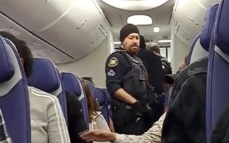 Hoảng hồn với nữ hành khách cố gắng mở cửa máy bay khi đang bay