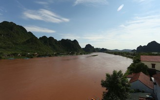 Nhiều hang động tại Quảng Bình tạm dừng đón khách vì nước lũ lên cao