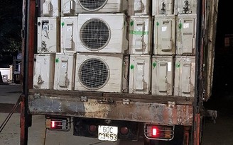 Phát hiện xe tải chất đầy hàng điện tử cũ bị cấm nhập khẩu