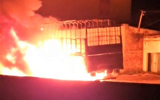 Xe tải bốc cháy khi đang chạy trên QL1A, lửa ngùn ngụt trong đêm