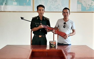 Quảng Bình: Người dân làng biển tự nguyện giao nộp súng