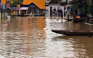 Quảng Bình: Nước lũ rút nhanh nhưng hàng trăm nhà dân vùng lũ Lệ Thủy vẫn đang ngập nước