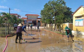 Quảng Bình: Người Lệ Thủy tập trung dọn bùn rác, khắc phục hậu quả sau khi lũ rút