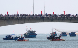 Hàng ngàn người đội nắng xem đua thuyền trên sông Nhật Lệ