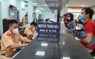 TP.HCM: Người dân lúng túng khai báo y tế khi đi đăng ký xe