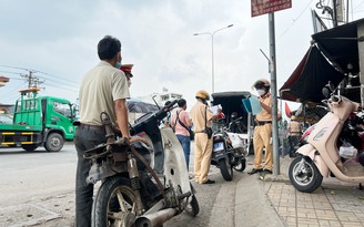 Bị CSGT xử phạt, người chạy xe tự chế biện bạch: 'Nhiều người lạng lách, tôi chạy xe lôi thì có sao?'