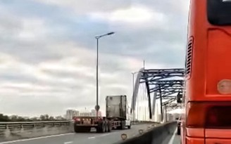 CSGT TP.HCM xác minh clip xe container chạy ngược chiều trên cầu Phú Hữu