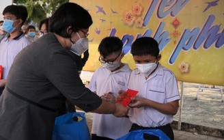 Đoàn ĐBQH TP.HCM trao quà cho trẻ mồ côi, gia đình khó khăn dịp Tết Nguyên đán