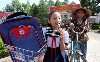 64 phần quà Tết đến với các em học sinh và người nghèo ở Củ Chi