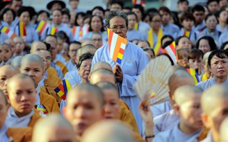 Hàng nghìn người Sài Gòn đi lễ chùa dịp lễ Phật Đản