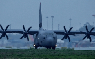Ngắm 'lực sĩ' C-130 của Mỹ tại sân bay Nội Bài