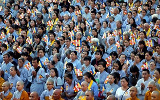 Hàng ngàn phật tử mừng đại lễ Phật đản ở Việt Nam Quốc Tự