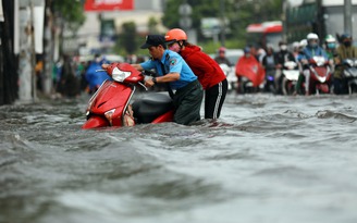 Mưa to chiều nay, người Sài Gòn 'lội sông' trên đường Nguyễn Hữu Cảnh
